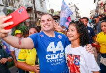 Roberto Cidade destaca propostas para a educação durante caminhada no Santo Agostinho