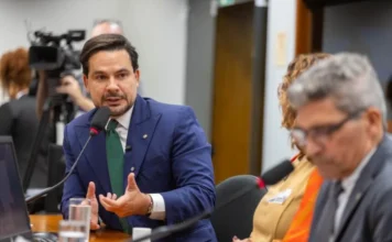 “Ninguém está acima da lei”: Capitão Alberto Neto assina CPMI para investigar Lulinha