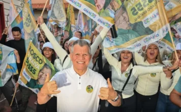 Candidato a deputado estadual Bosco Saraiva participa de caminhada com Omar Aziz no Educandos