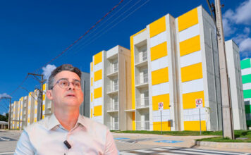 Equipes de David Almeida estão obrigando os moradores do Morar Melhor a colocarem adesivos do candidato em suas portas