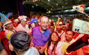 Omar Aziz inicia campanha ao governo ouvindo as pessoas em reuniões na capital e no interior
