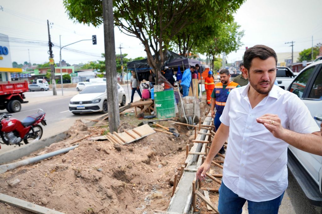 No-Dia-da-Arvore-prefeito-Renato-Junior-vistoria-obra-em-canteiro-central-e-reforca-preservacao-da-arborizacao-na-avenida-Margarita--1024x683