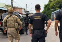 PF cumpre mandados de prisão preventiva e busca e apreensão contra investigado por ataque para impedir ato político em Manaus