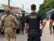 PF cumpre mandados de prisão preventiva e busca e apreensão contra investigado por ataque para impedir ato político em Manaus