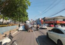 VÍDEO: Duas bobinas de aço caem de carreta e causam lentidão no trânsito na Compensa
