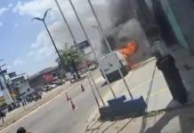 Carro pega fogo em frente a escola na Cidade Nova