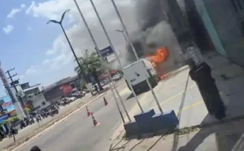 Carro pega fogo em frente a escola na Cidade Nova