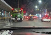 VÍDEO: Meninos são flagrados pegando carona em ônibus do transporte coletivo na zona Leste de Manaus