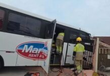 Motorista de micro-ônibus passa mal e acaba batendo em muro de casa na Redenção