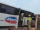 Motorista de micro-ônibus passa mal e acaba batendo em muro de casa na Redenção