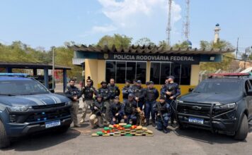 PRF encontra mochilas com cocaína e skunk durante fiscalização em ônibus em Manaus