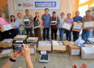 Mateus Assayag e Vanessa Gonçalves entregam equipamentos para UBSs da zona rural de Parintins