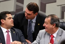 Silêncio de Flávio Bolsonaro sobre Omar em Manaus intriga bolsonaristas sobre diálogo republicano entre os dois