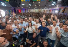 Após aprovação do fim da 6×1, Omar é aplaudido em encontros em Manaus