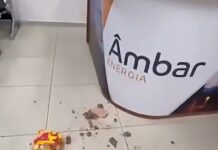 VÍDEO: Consumidora revoltada, joga alimentos estragados na recepção da Âmba Energia em forma de protesto