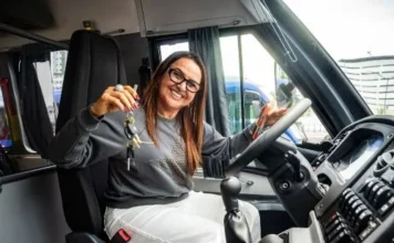 Prefeita Valciléia Maciel recebe micro-ônibus do Ministério da Saúde para transporte de pacientes oncológicos