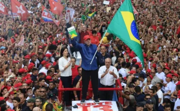 Lula é reeleito presidente do Brasil em virada histórica